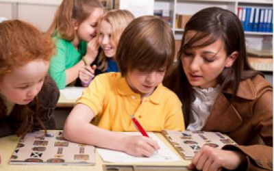 La classe à plusieurs cours à l’épreuve du modèle de la classe homogène. Une organisation pédagogique subversive de la forme scolaire ?
