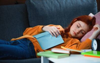 Mieux dormir pour mieux apprendre : synthèse de la recherche er recommandations