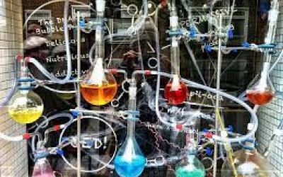 Cuinant al laboratori. Publicacions i experiències al voltant de cuina i ciència: una proposta coeducativa per a la química de batxillerat